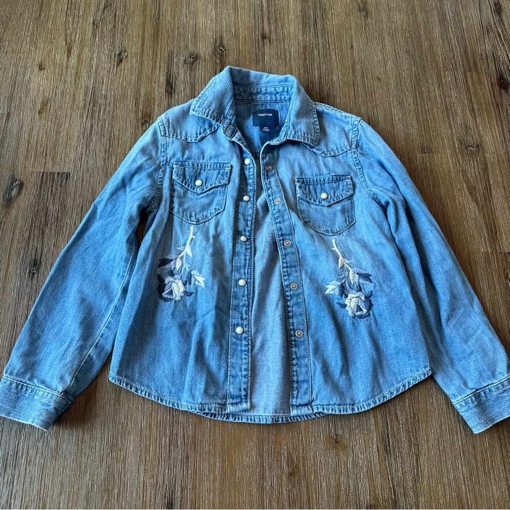 3/27$ GAP Kids Blue Denim Chambray Shirt with Embroidered Rose size Small